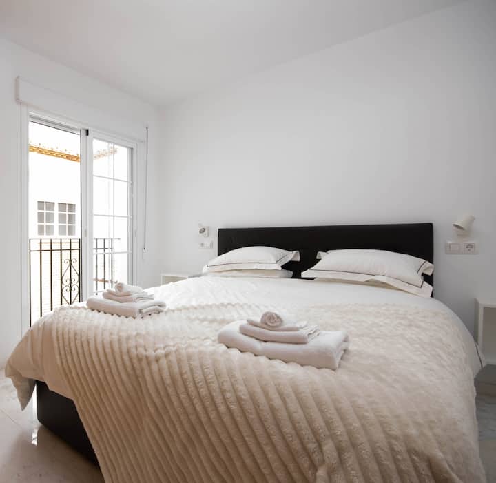 U drugoj spavaćoj sobi nalazi se krevet dimenzija 160x200 cm s prigušivim noćnim svjetiljkama, dva puna ormara i balkon Juliette koji se nalazi u unutrašnjem dvorištu.