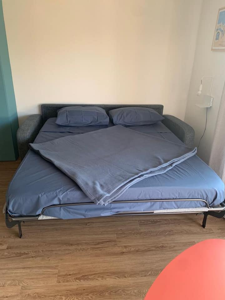 Lit 160x200cm
2 couvertures sont à votre disposition dans l'armoire