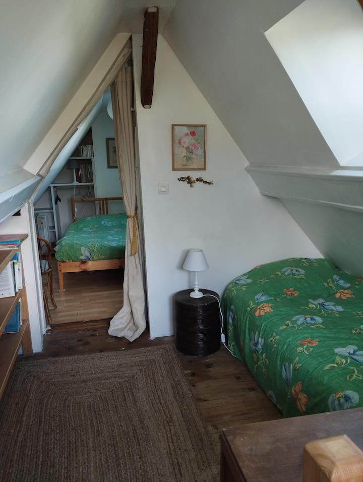 VYUMBA VIWILI VYA KULALA KWENYE SAFU