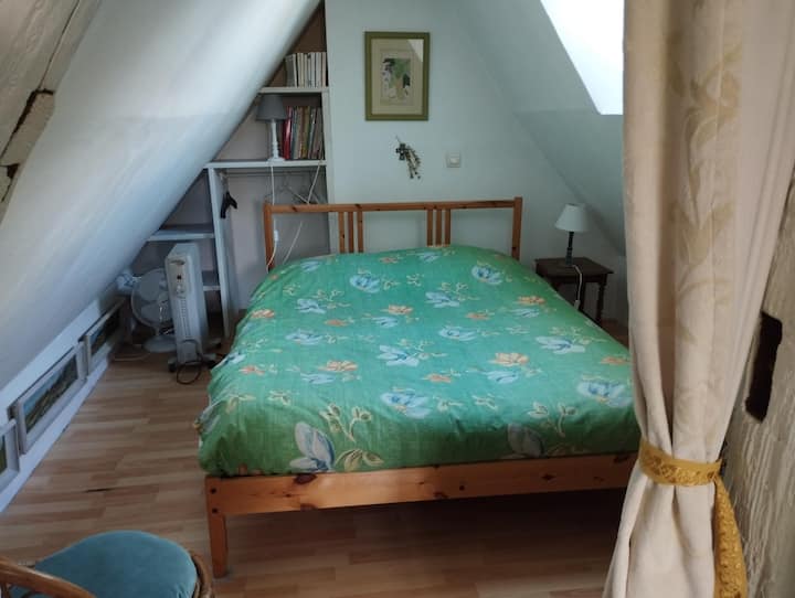 CHUMBA CHA WAZAZI KILICHO NA PAZIA