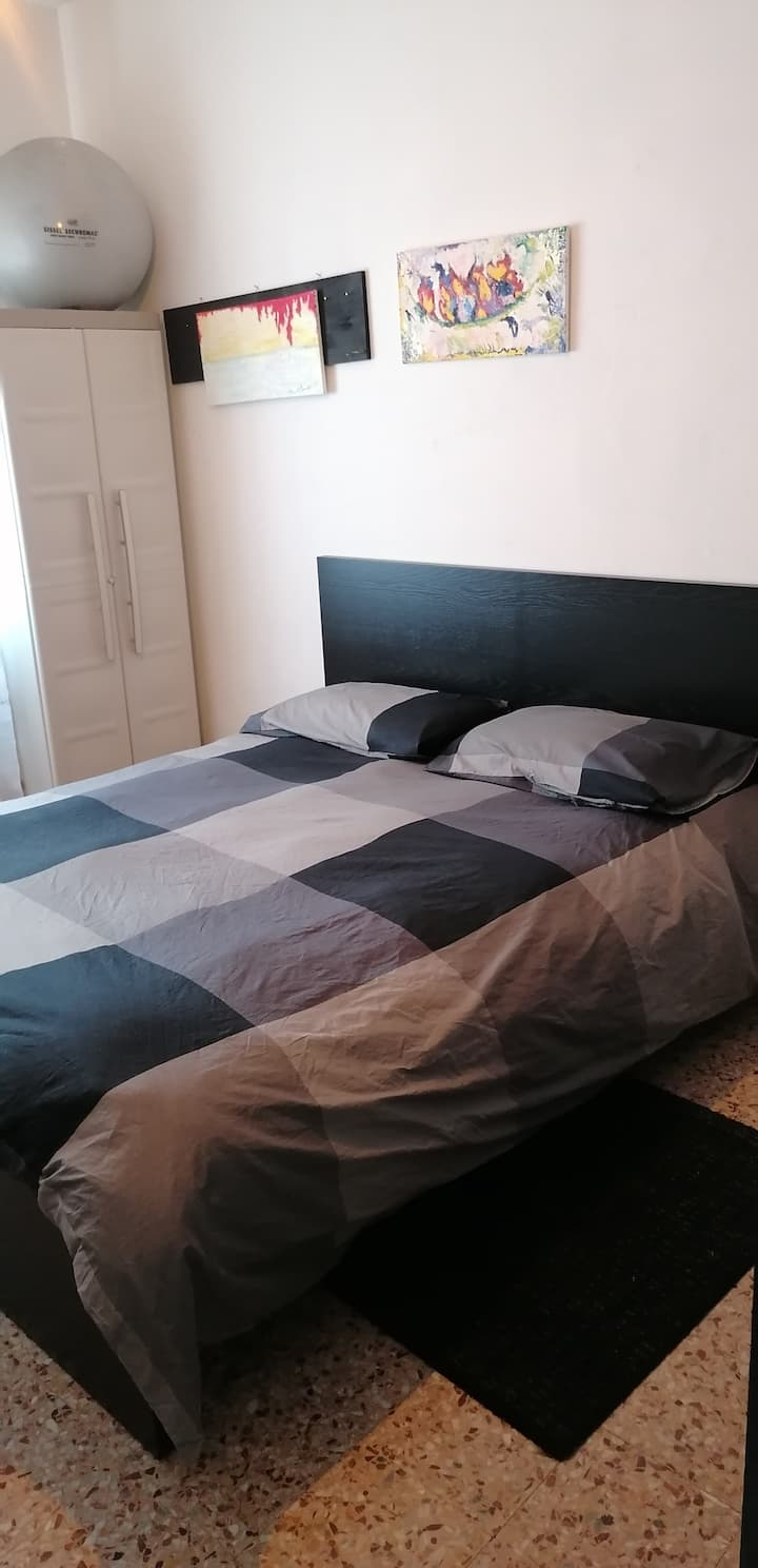 Საძინებელი ახალი საწოლი
04/2022 (მეხსიერების ქაფის მატრასით) ზომებია 200X190