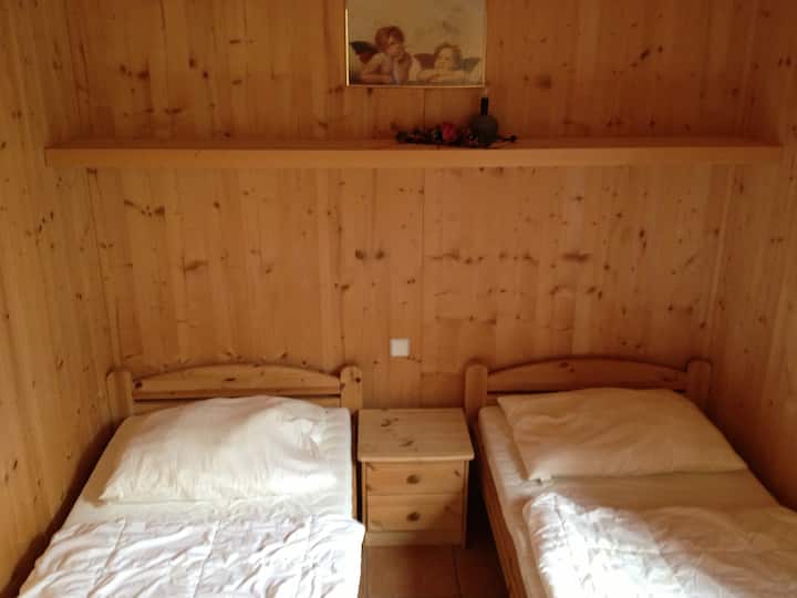 Dhomë gjumi me krevate tekë në katin përdhe