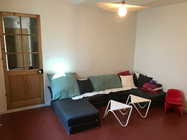 La sala de estar TV con sus colchones convertibles en camas supletorias 