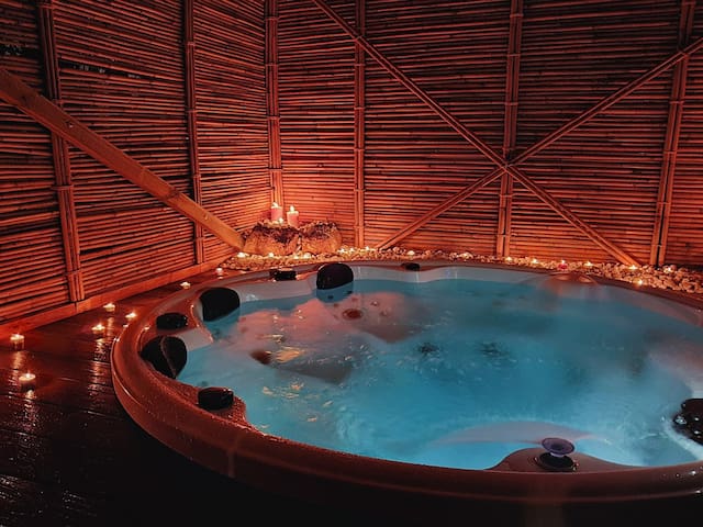 Vila Paradiso con piscina climatizada y bosque.