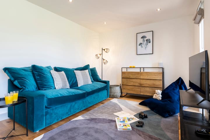 Ground floor 'snug' with TV and double sofa bed