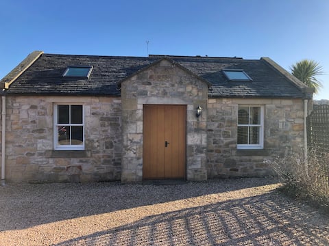 Popular Airbnb listing: Lovely 2 bedroom cottage near St Andrews in Strathkinness
