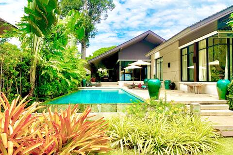 Luxury Beachfront Villa with private pool & garden