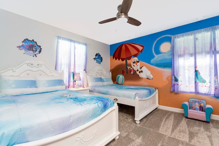 غرفة ألعاب تجميد للأطفال ، وسريران كاملان الحجم ، وتلفزيون في الغرفة