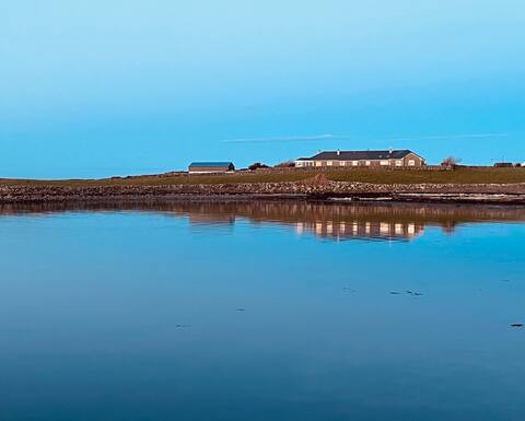 Beside-The-Tide 
Luxury on the Sea 
Near Kinvara!
