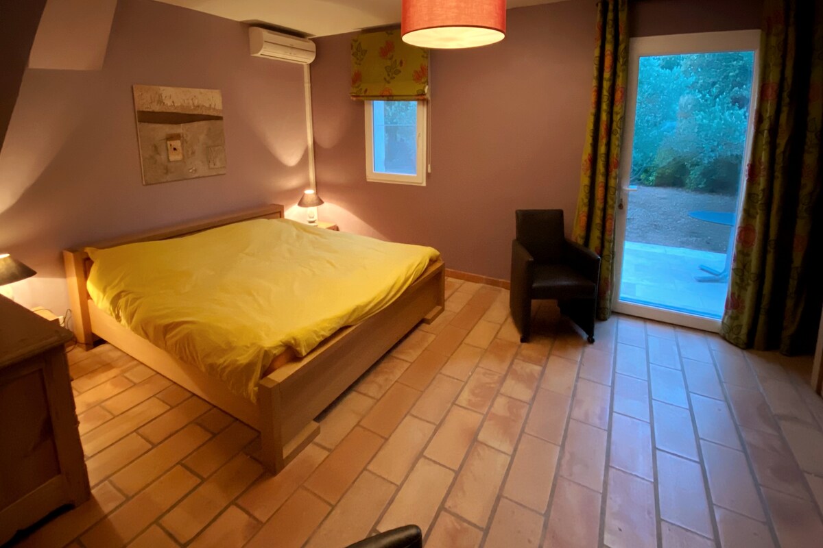 Საძინებელი 1 - დიდი ზომის საწოლების მთავარი ფლიგელი 