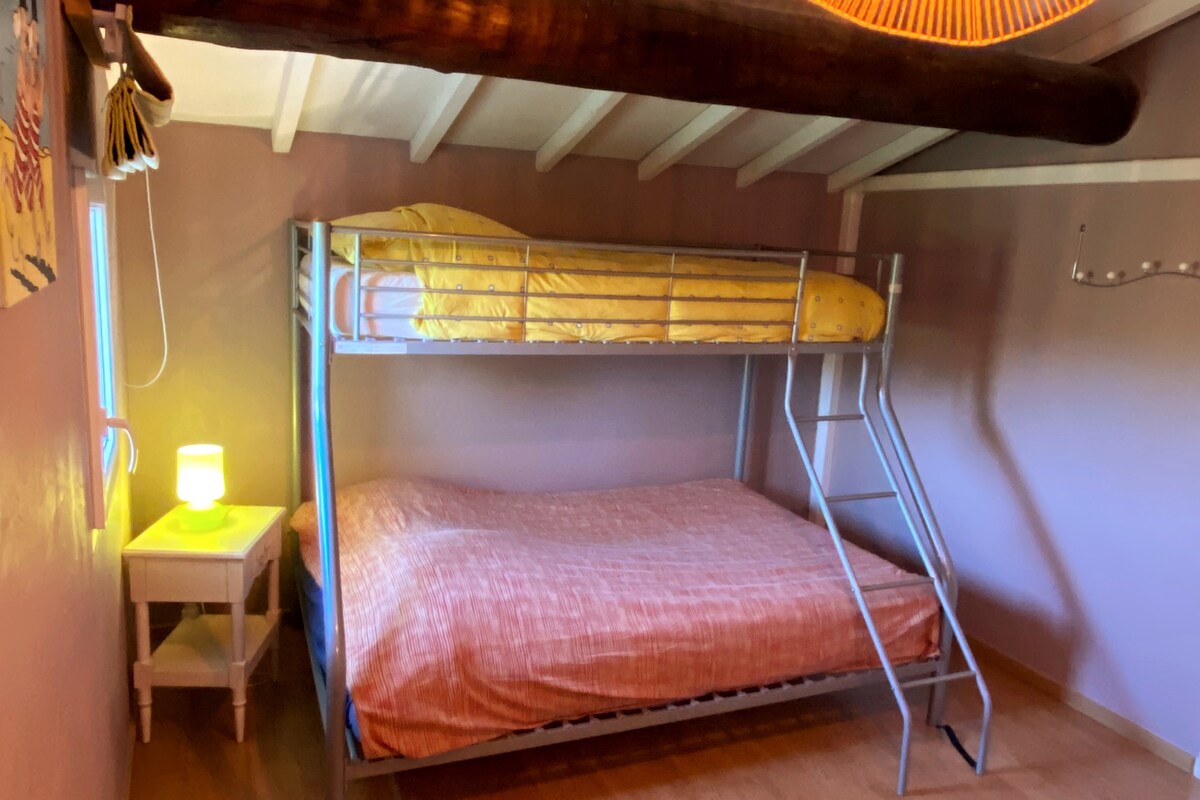 Საძინებელი 3
ორსართულიანი საწოლით