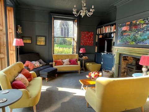 Top performing Airbnb: The Parisi Townhouse: urban luxury + outdoor bath in Fulford
