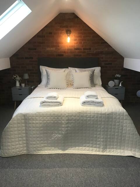 Cosy I bedroom studio comfortable lounge & parking