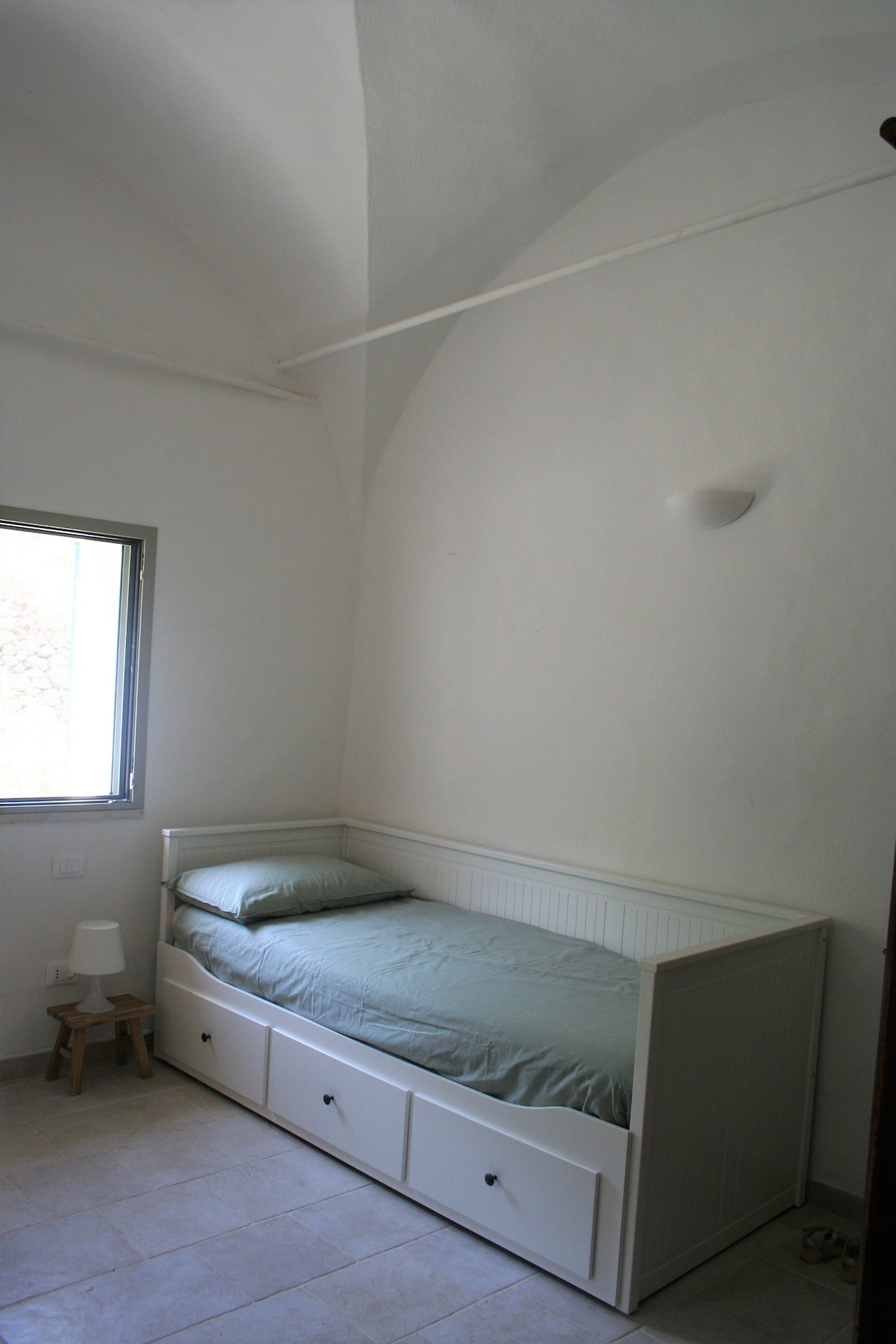 Katika chumba cha pili kuna kitanda kimoja cha sofa ambacho kina kitanda kingine cha mtu mmoja hapa chini , ambacho kinabaki karibu (hakiwezi kutenganishwa) na kwamba utajitayarisha ikiwa uko katika wageni 4.