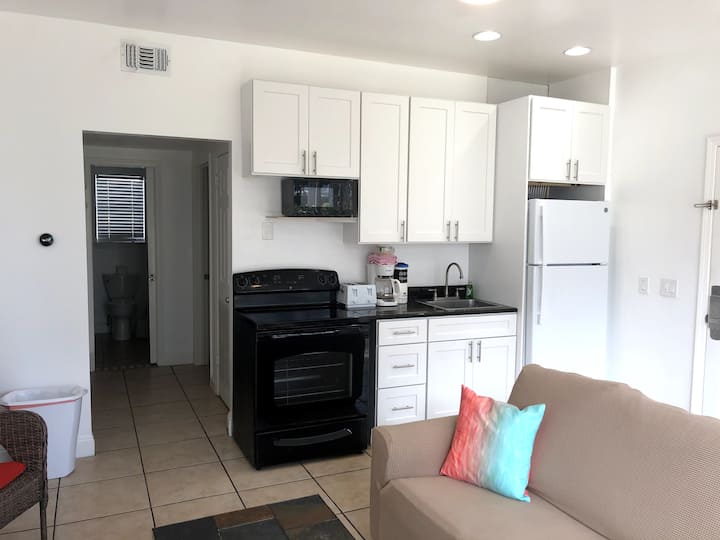 Stylish condo near beach sleeps 4+ Destin centralB Apartments for