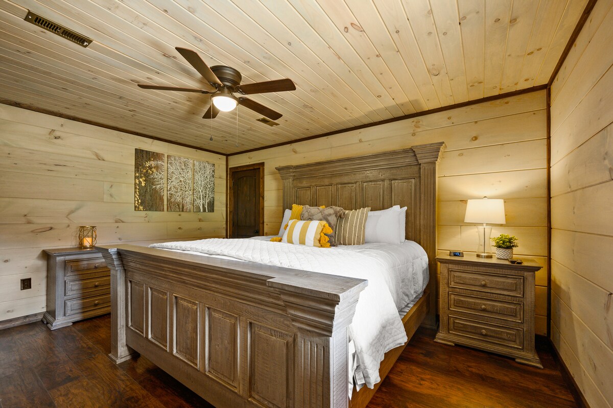 Საძინებელი 2 - ძირითადი დონე

* კანარის ოთახი*
 King w/fireplace/HDTV

Ეს ოთახი საშუალებას გაძლევთ, პირდაპირ შეხვიდეთ საკუთარ ვერანდის როკერებზე ორი ადამიანისთვის. Დაისვენეთ და დატკბით ხედით, როცა მზის ჩასვლისას სინათლე მთის პირას ჩადის. გასაოცარია!