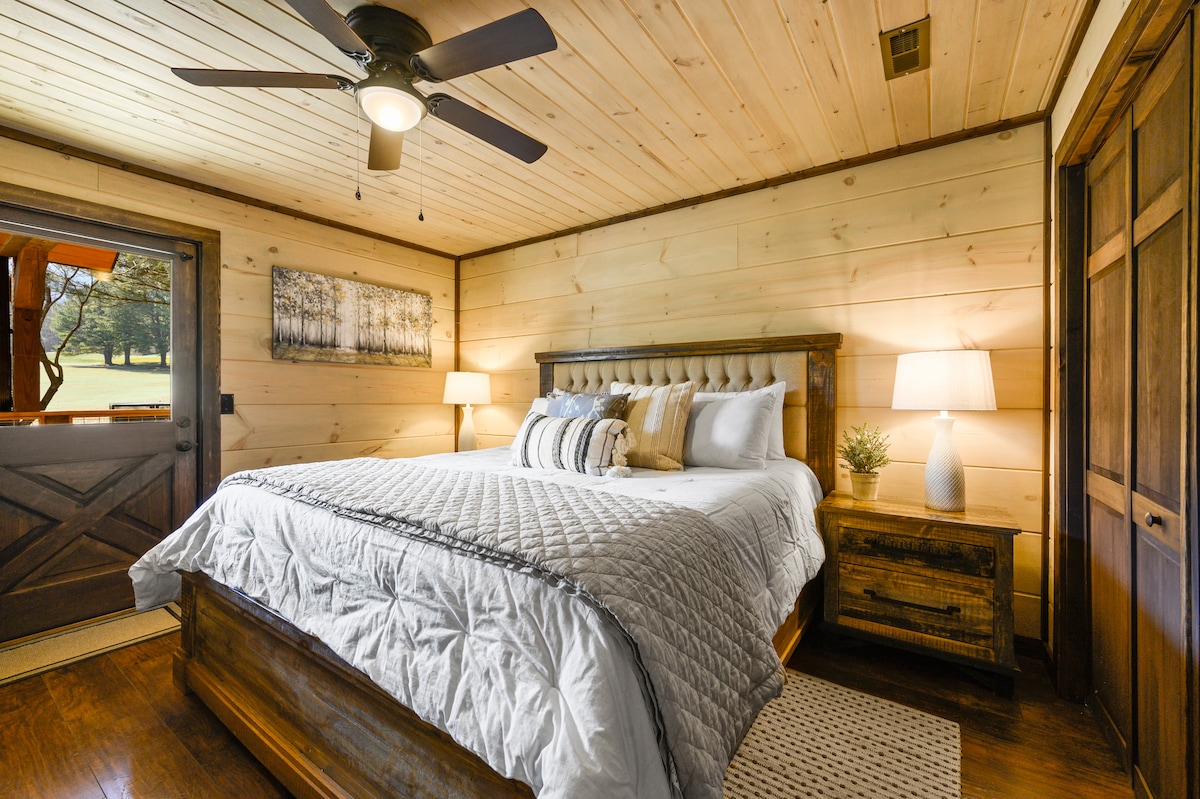 Საძინებელი 1 - ძირითადი დონე

* ნაცრისფერი ოთახი* დიდი  
საწოლი ბუხრით/HDTV

Როცა საწოლიდან წამოხვალთ და ფანჯრიდან წამოხვალთ, აღმოაჩენთ იდეალურ ადგილს ადგილობრივ ირემთან შესახვედრად და დილით ადრე ყავის დასალევად. 