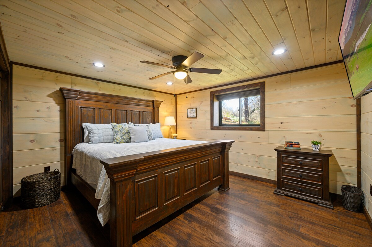 Საძინებელი 4 - ქვედა დონე

*The Blue Suite*
ამაღლებული King ბუხრით/HDTV

Ლურჯი ფერის ნაზი ფერები ტყით დაფარულ ხედთან და სოფლის ბუხართან ერთად, მშვიდი და მყუდრო გარემოს ქმნის. შესაფერისი აბაზანა. 