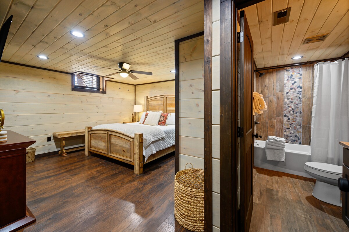 Საძინებელი 3 / სააბაზანო 3 - ქვედა დონე

*The Golf Suite*
 King w/fireplace/HDTV

Ამ საძინებელში არის ბრწყინვალე ბუხარი მაჰოგანში, რომელიც რომანტიკულ ატმოსფეროს ქმნის და მოიცავს სააბაზანოს.
