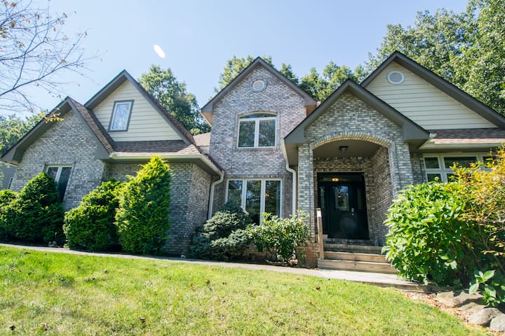 Asheville Mountain Home 5 BDRM Dog Frndly, Hot Tub