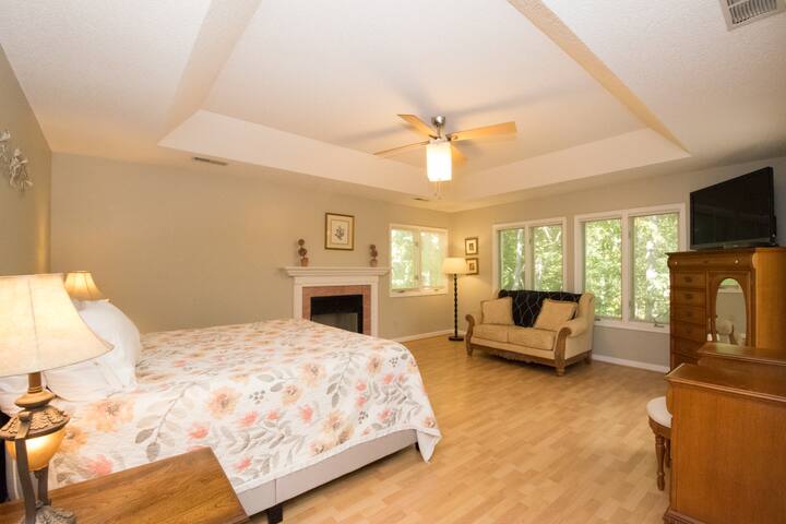 Asheville Mountain Home 5 BDRM Dog Frndly, Hot Tub gallery image 5