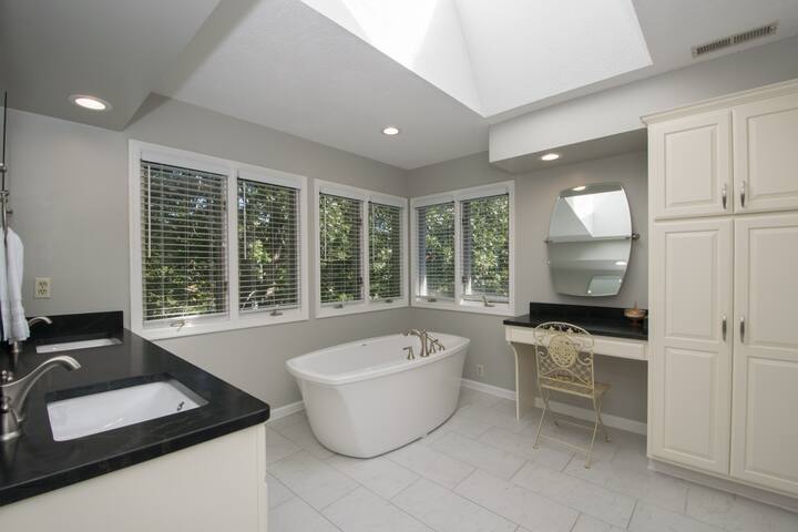 Asheville Mountain Home 5 BDRM Dog Frndly, Hot Tub gallery image 3