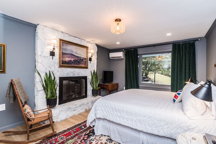 Suite secondaire avec lit King Size, cheminée à bois et télévision connectée