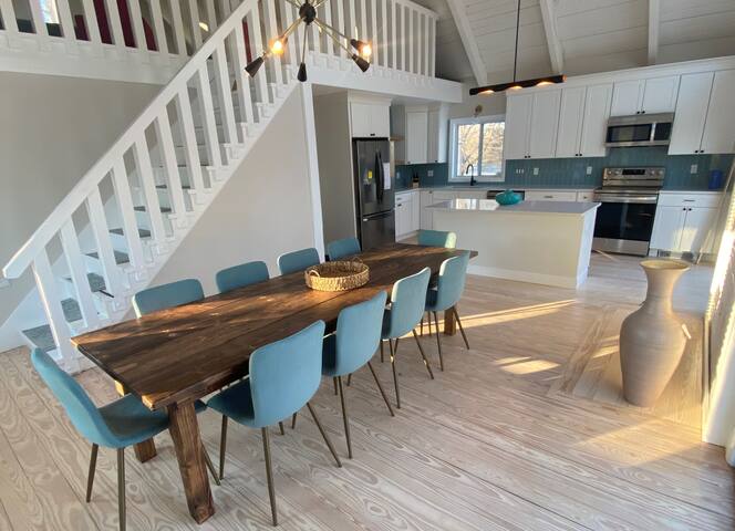 Large, chic, and renovated Beach house! Pool table gallery image 4