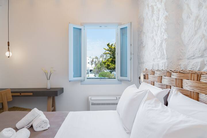 Airth Superior Villa with 3 Jacuzzi & Caldera view gallery image 3