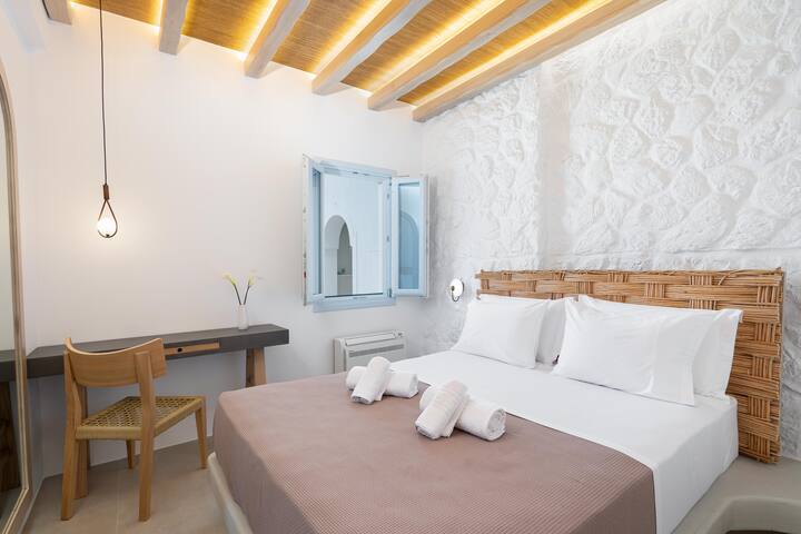 Airth Superior Villa with 3 Jacuzzi & Caldera view gallery image 4