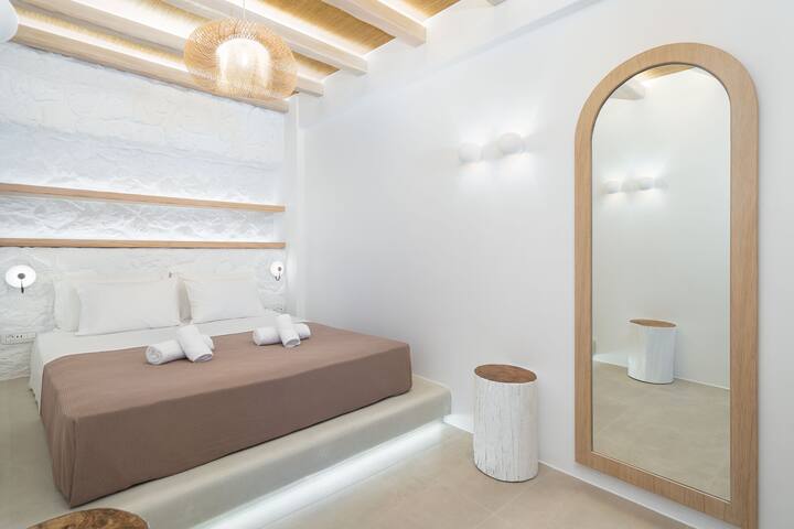 Airth Superior Villa with 3 Jacuzzi & Caldera view gallery image 5