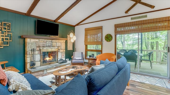 Mid-century Pocono House On The Ski Hill - Pocono Pines, PA