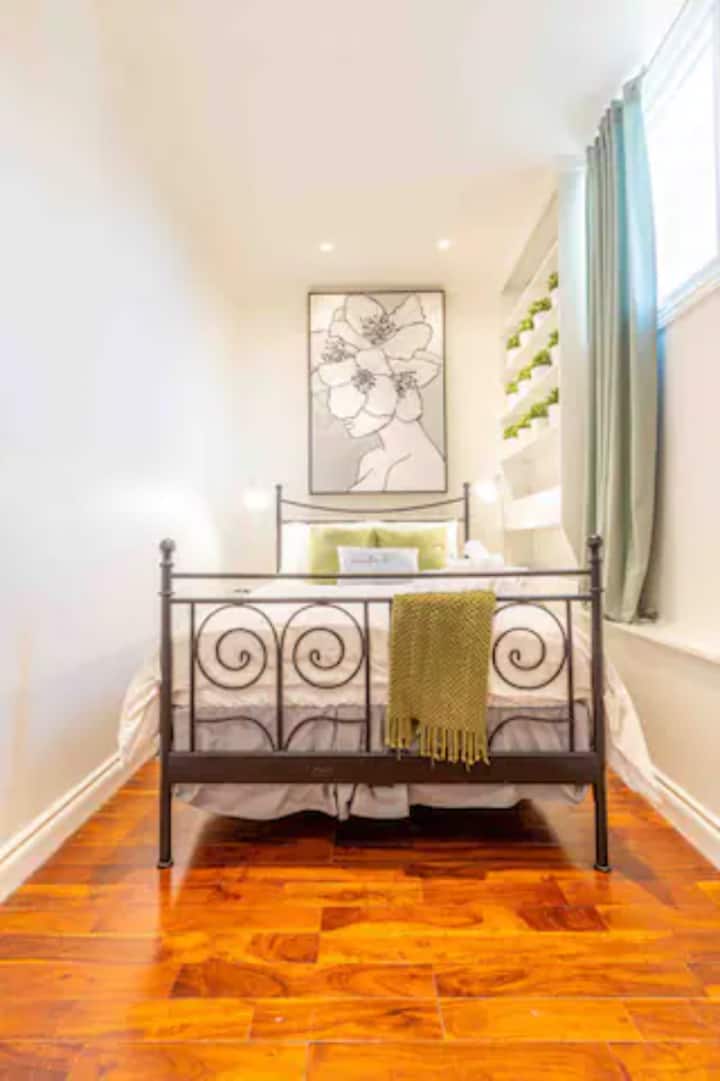 x3 Queen bed bedroom on stairs levels.