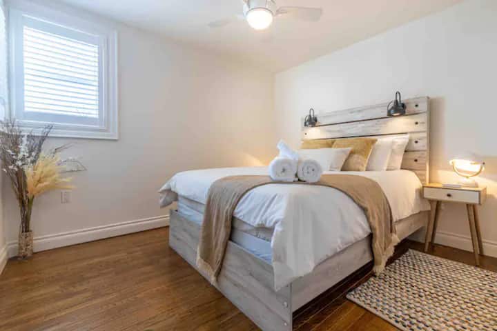 Queen bed main floor bedroom #2