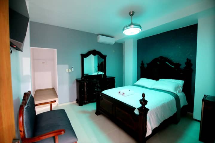 Kitanda cha ukubwa wa kifalme kilicho na feni janja ya dari na kiyoyozi