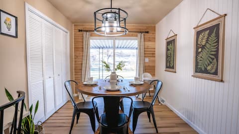 Small-Town Belleville Cozy Ranch 24min. to STL!