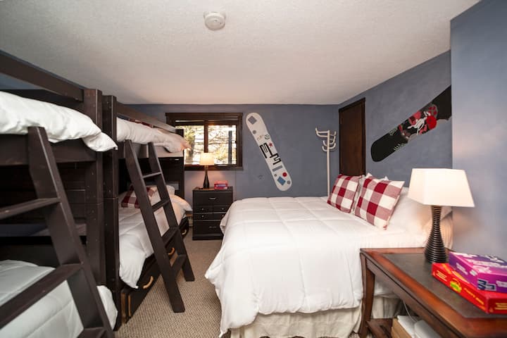 【 חדר שינה, חדר】 ילדים למטה עם טלוויזיה, משחקים וארבע מיטות נפרדות + מיטה זוגית אחת.