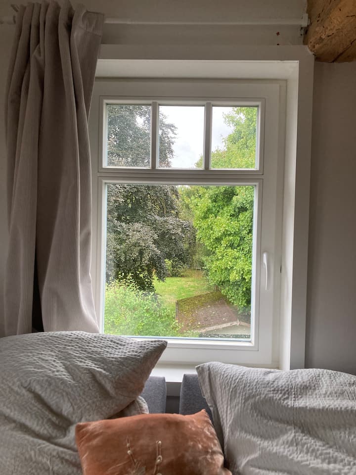 Uitzicht vanuit het slaapkamerraam op de eerste verdieping.