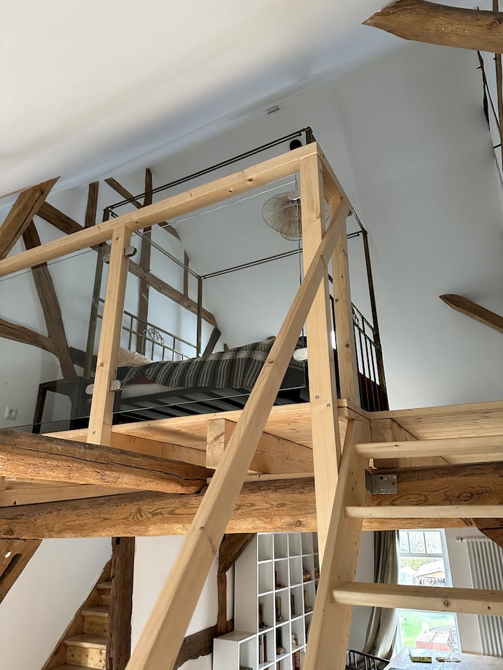 Slaapkamer op de tussenverdieping boven de bibliotheek / leeskamer.