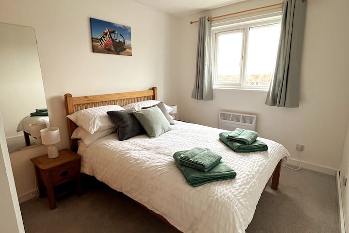 Chumba cha kulala cha 1
Bright chumba cha mara mbili na kitanda kizuri cha watu wawili. WARDROBE kubwa. Maoni juu ya vilele vya paa na vilima zaidi. Machweo ya kupendeza.