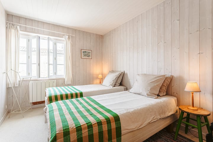 Segundo dormitorio con dos camas individuales.