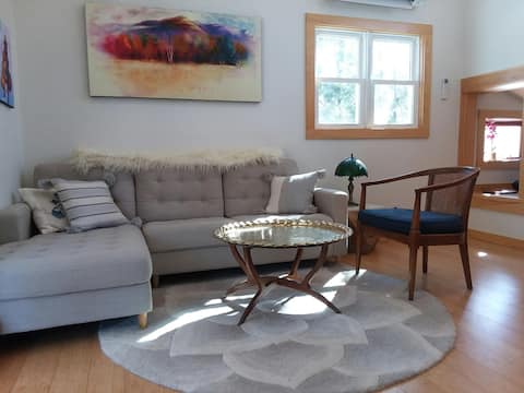 Top Airbnb: Woodstock retreat with hot tub and deck with view in Woodstock
