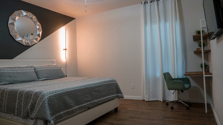 Le 1er BR privé dispose d'un lit King Size moelleux et d'un espace de travail privé pour ceux qui aiment faire les choses en déplacement ! 