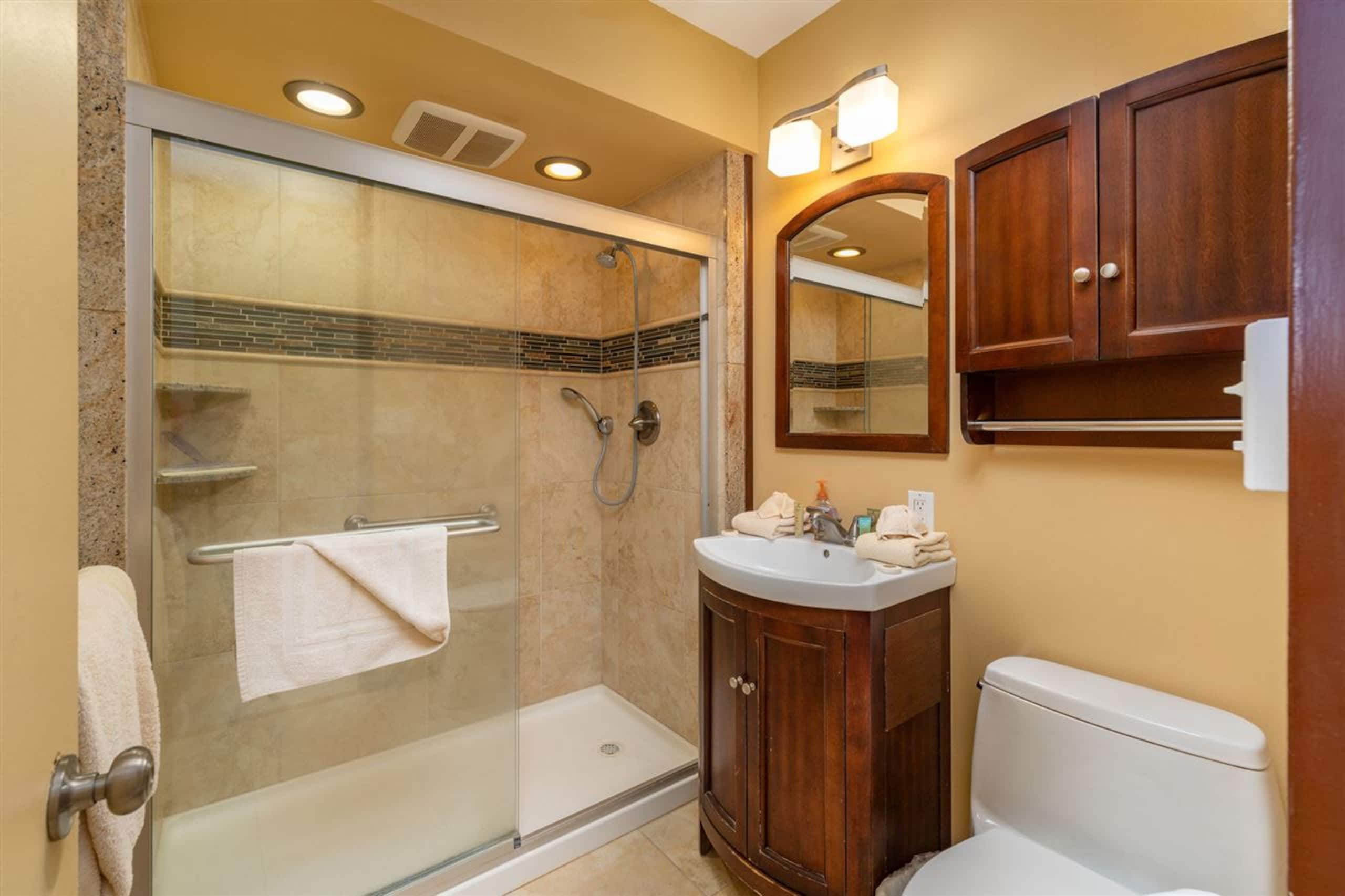 Condo in Lahaina · ★4.95 · 1 bedroom · 3 beds · 1 private bath - Image 5