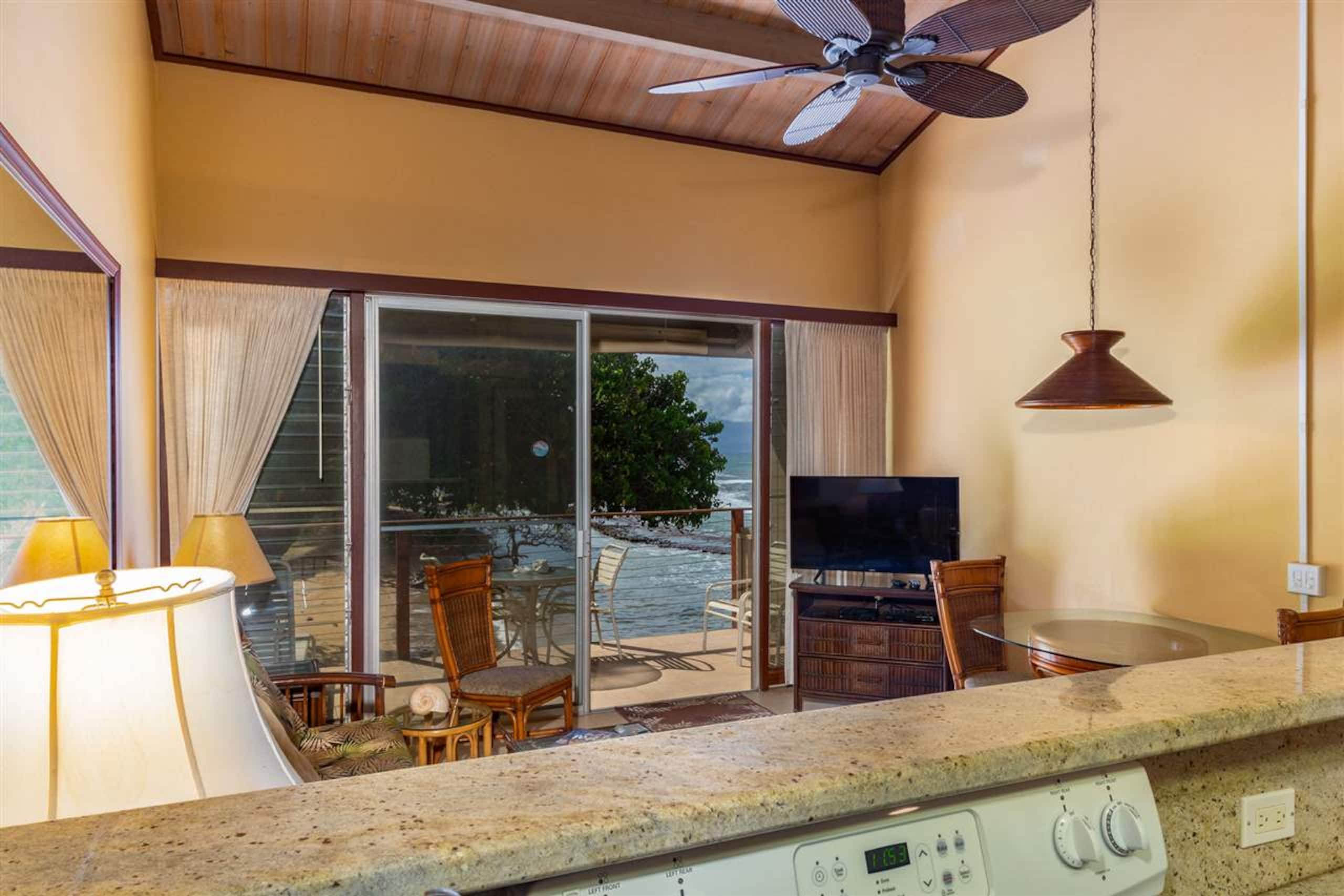 Condo in Lahaina · ★4.95 · 1 bedroom · 3 beds · 1 private bath - Image 4
