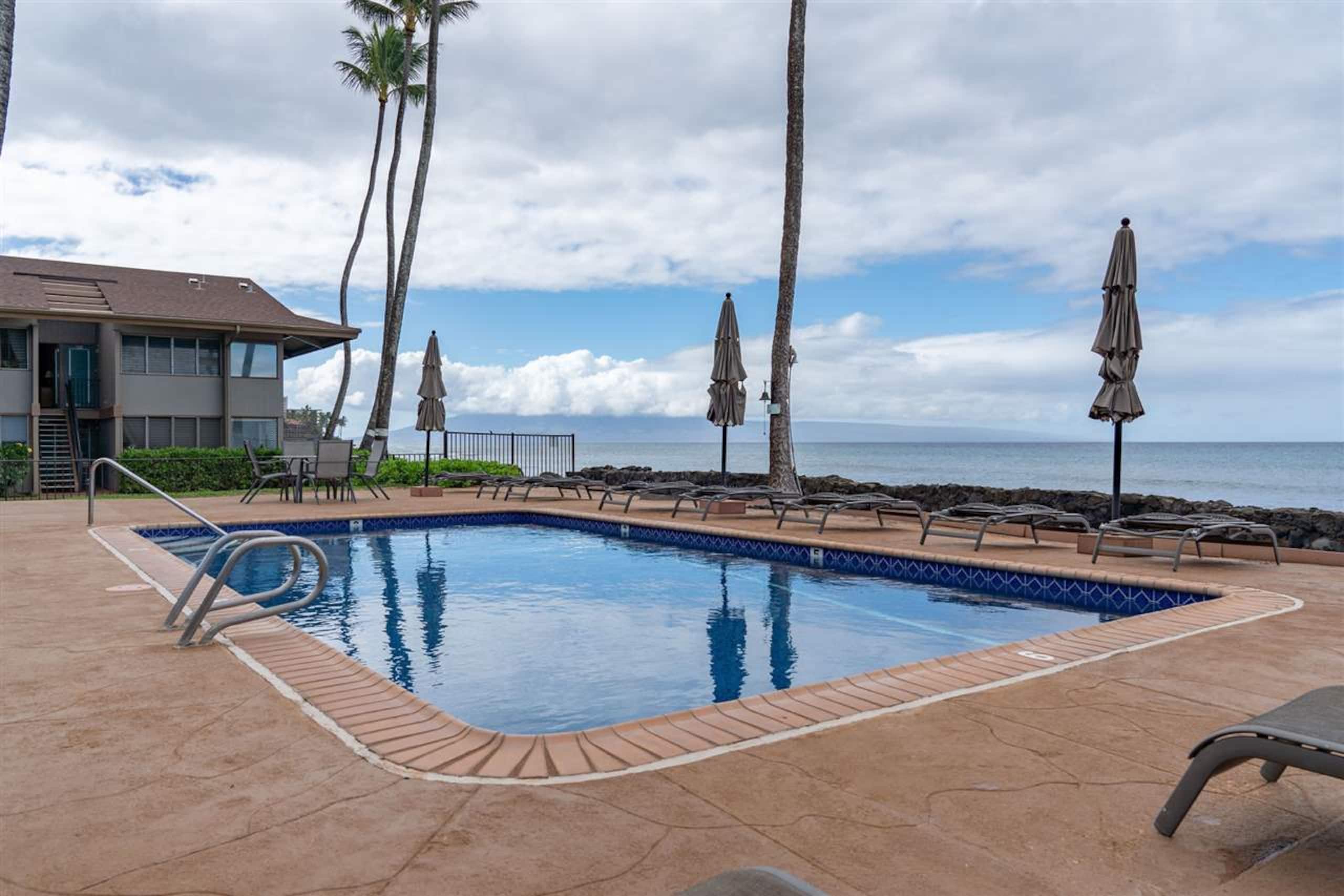 Condo in Lahaina · ★4.95 · 1 bedroom · 3 beds · 1 private bath - Image 3
