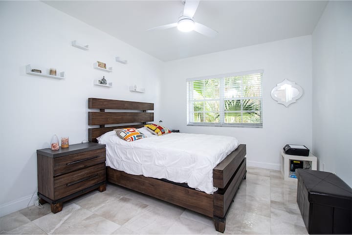 Cama queen en el segundo dormitorio
