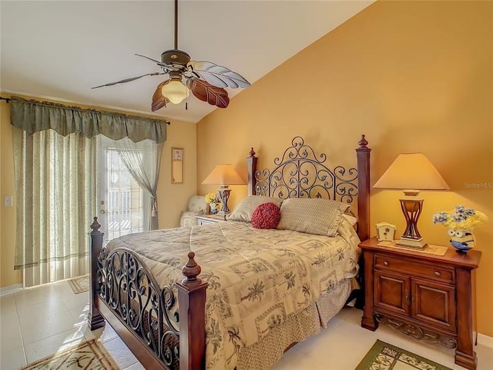 Chumba hiki cha kulala cha bwana kina bafu lake na kabati la nguo.  Pia kuna TV ya ROKU katika chumba cha kulala.