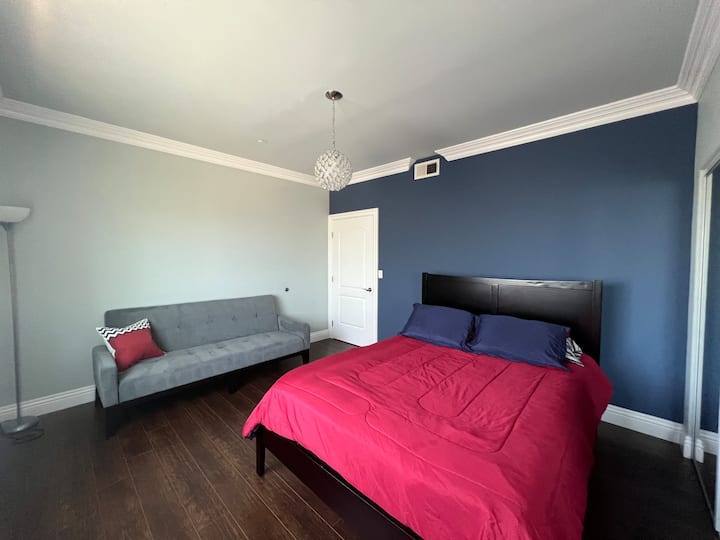 Dormitorio en el primer piso, cama queen y sofá cama. 