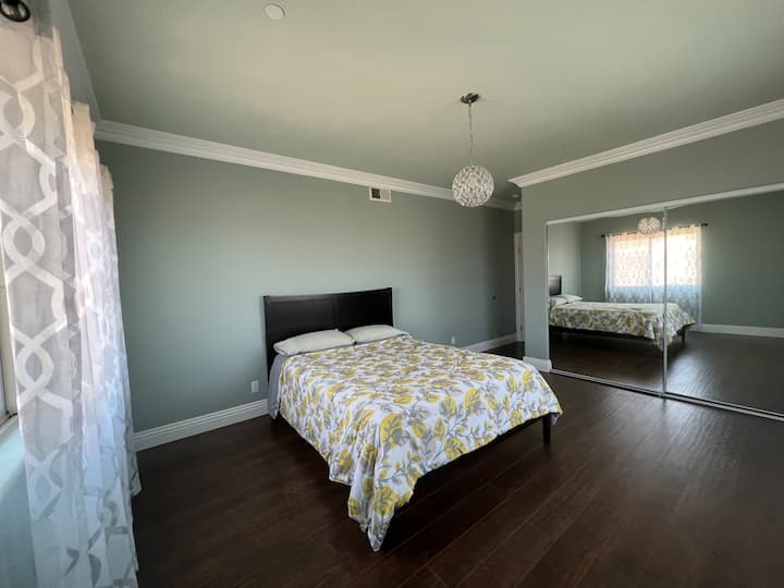 Dormitorio en el primer piso, cama tamaño queen. 